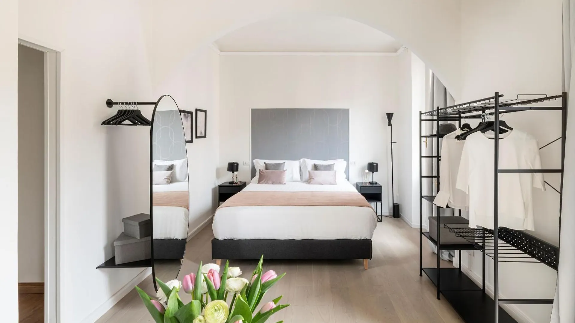 Easylife - Suite In Porta Venezia contacts